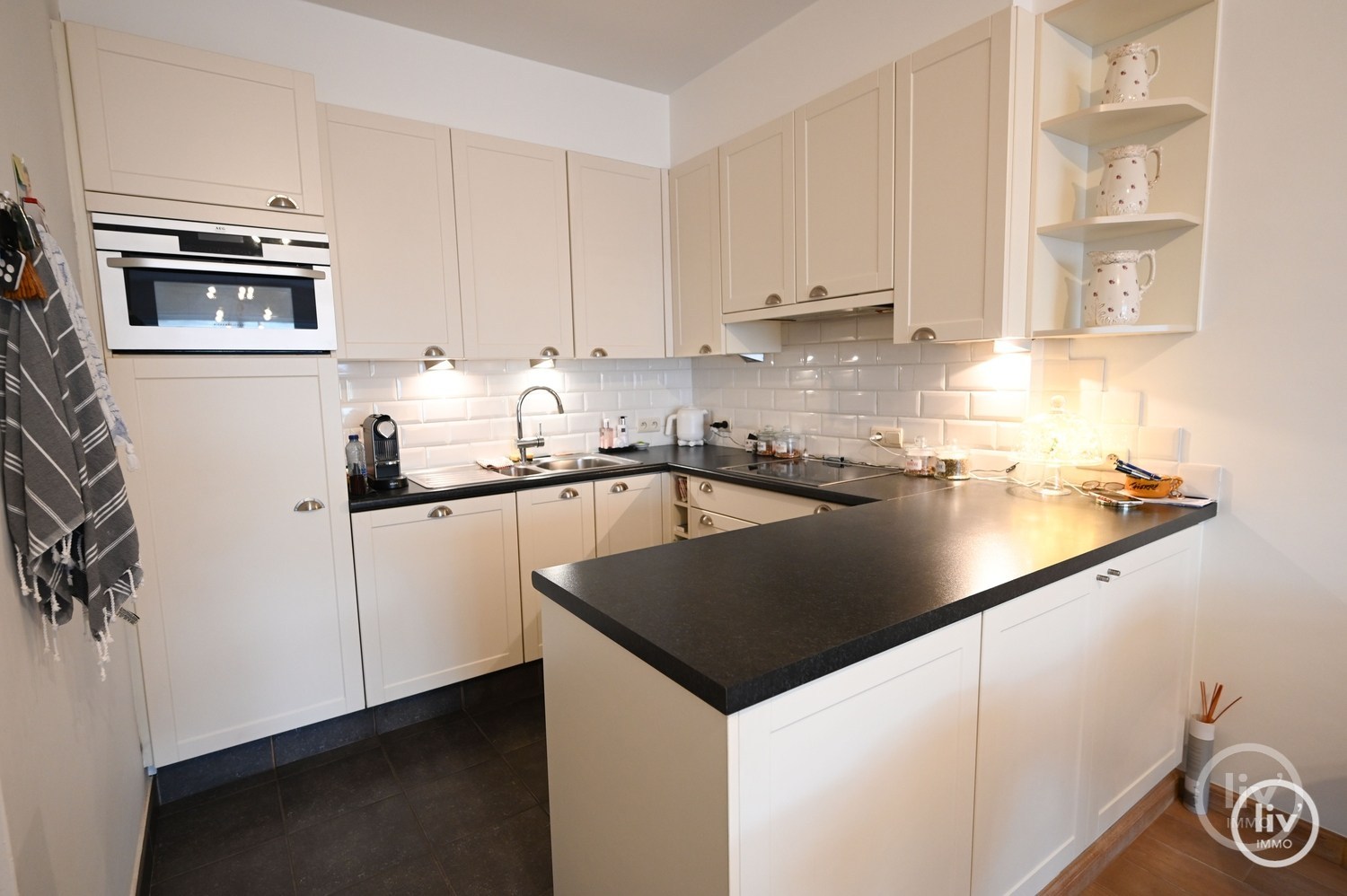 ONGEMEUBELD - Aangenaam 2 slaapkamerappartement met OPEN ZICHT gelegen op de Piers de Raveschootlaan te Knokke. 