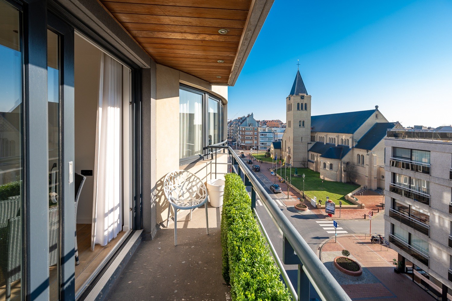 Uitzonderlijk appartement (232m2) met 4 slaapkamers en ruim terras op topligging met zicht over de kerk te Dumortierlaan. 