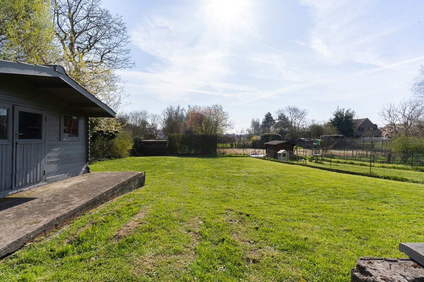 3 façades érigée sur 875m² avec terrain à bâtir, parking privé, double garage. 