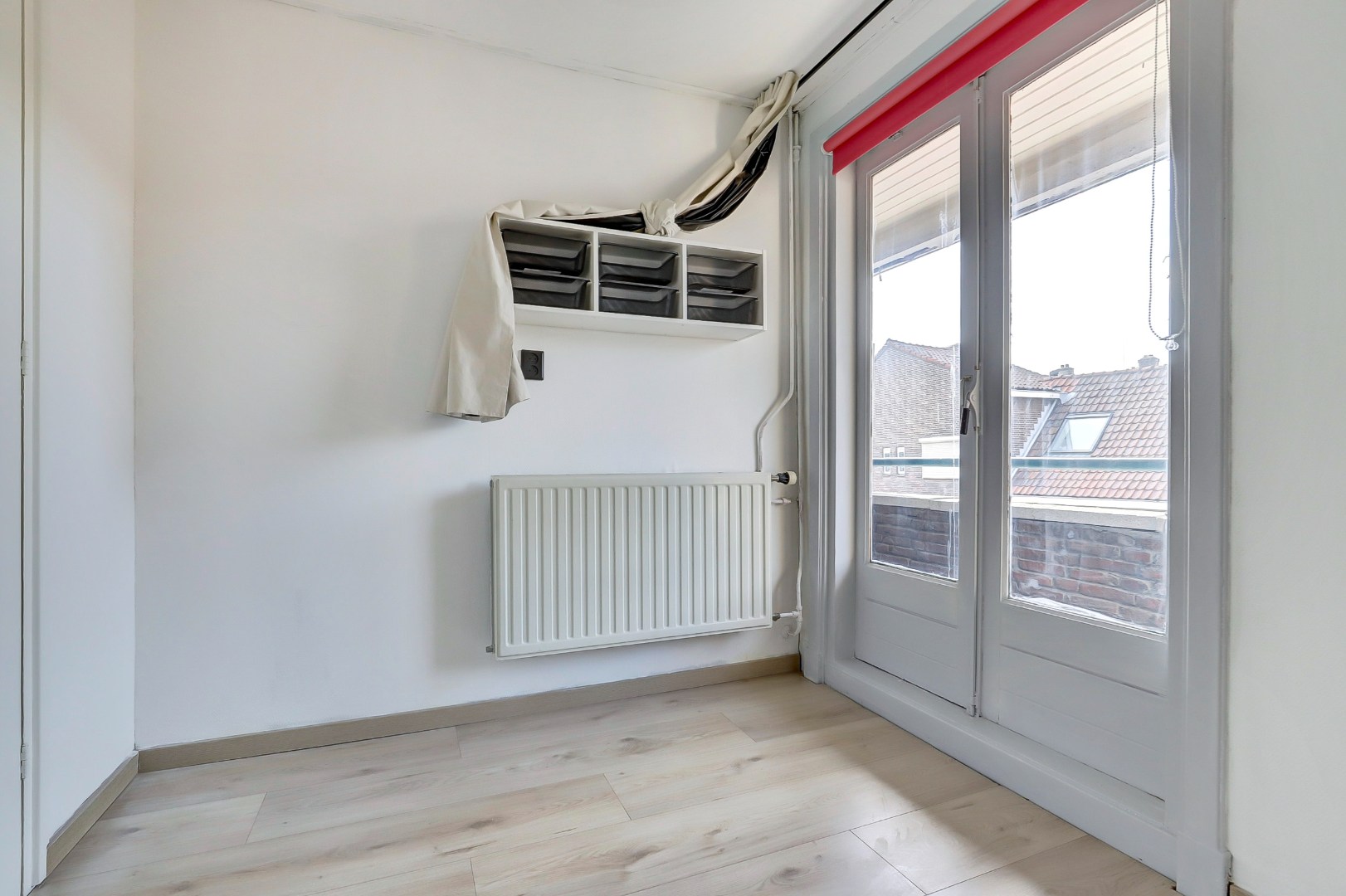 Ruime dubbele bovenwoning met drie slaapkamers, berging en de mogelijkheid tot het realiseren van een extra vierde slaapkamer. 