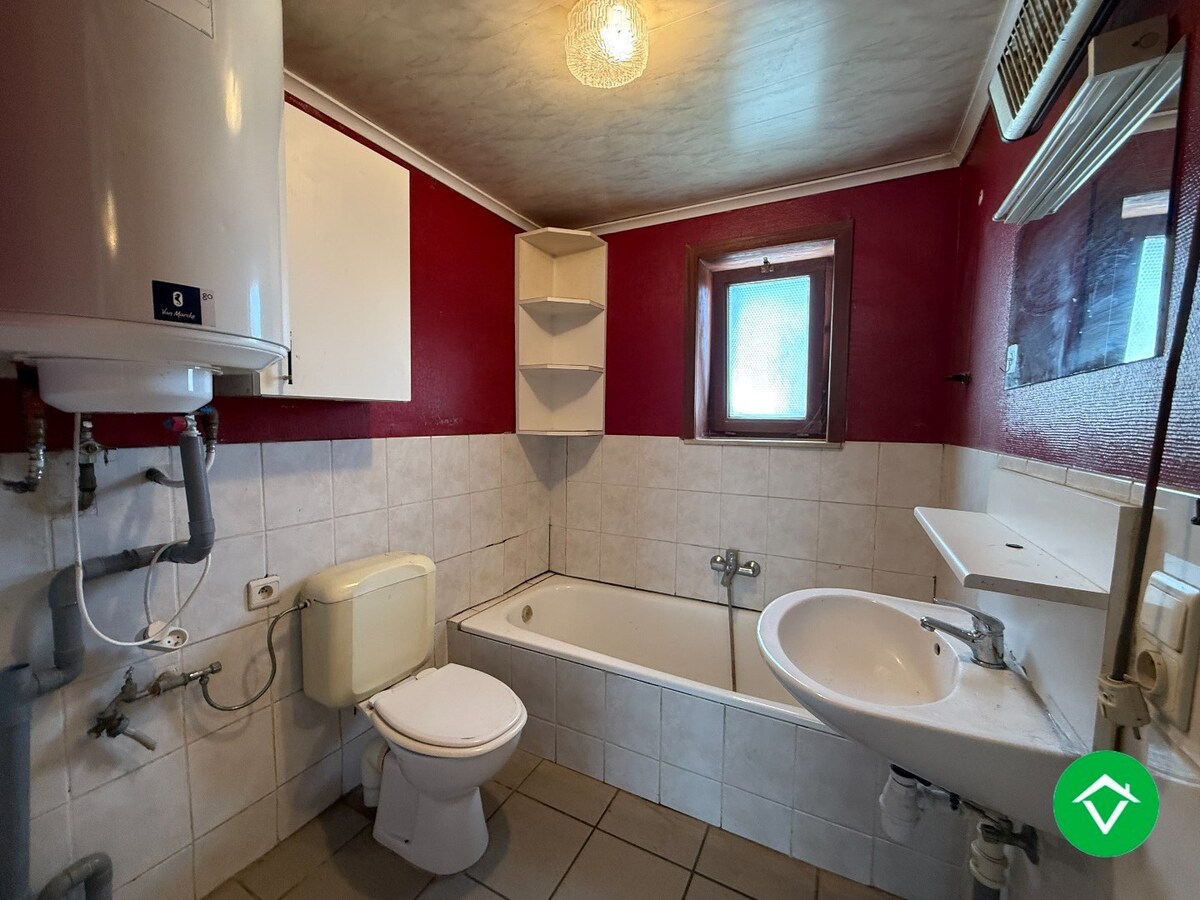 Op te frissen rijwoning met 3 slaapkamers en tuin in centrum Staden 