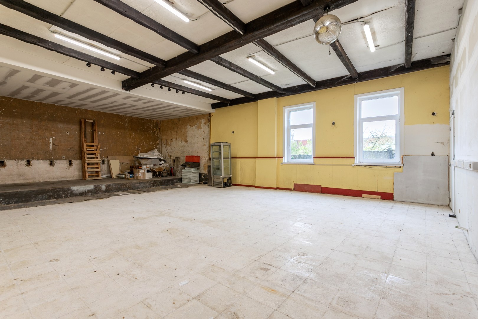 Handelsruimte met woonst op een gunstige ligging 