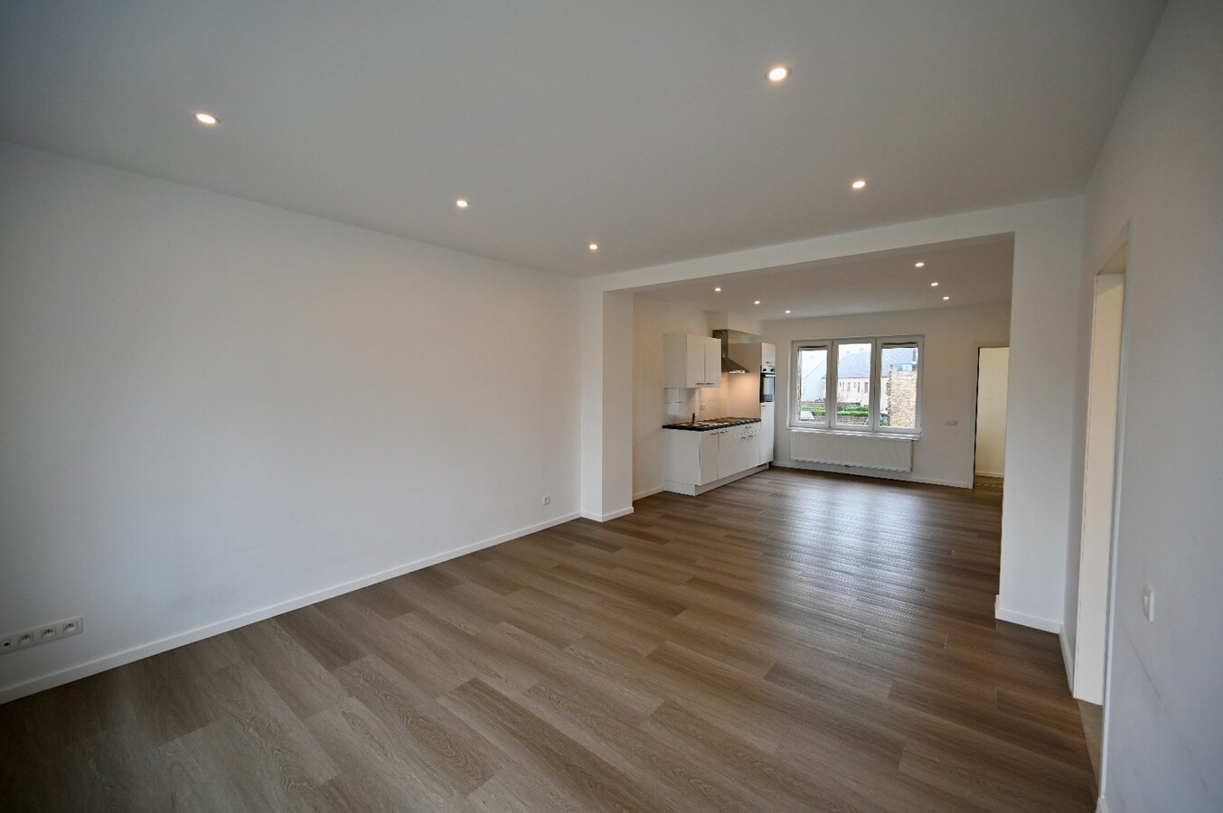 RUIM GERENOVEERD 2-SLAAPKAMER APPARTEMENT 