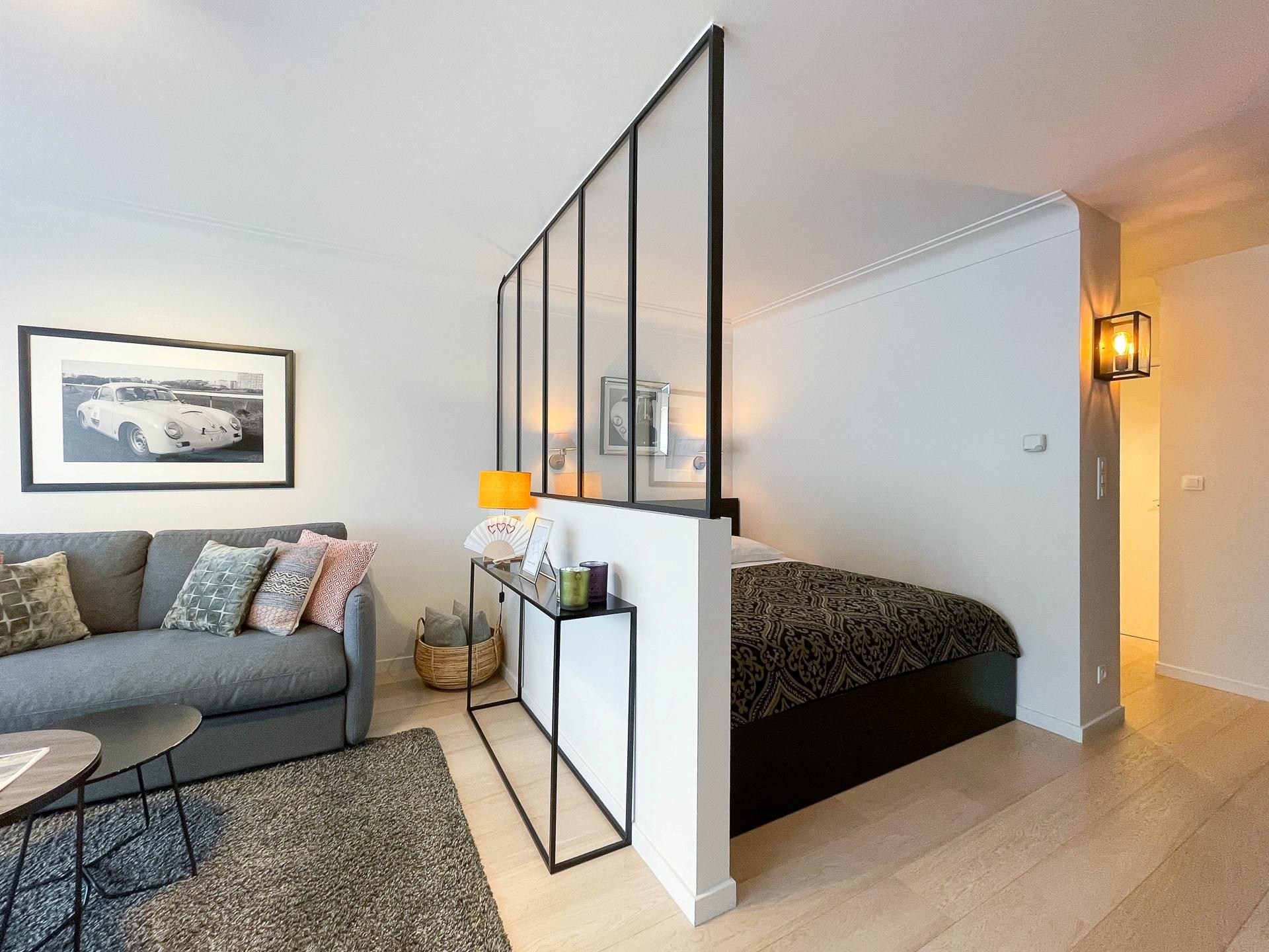 Gerenoveerde designstudio met slaaphoek centraal gelegen op de Kustlaan 