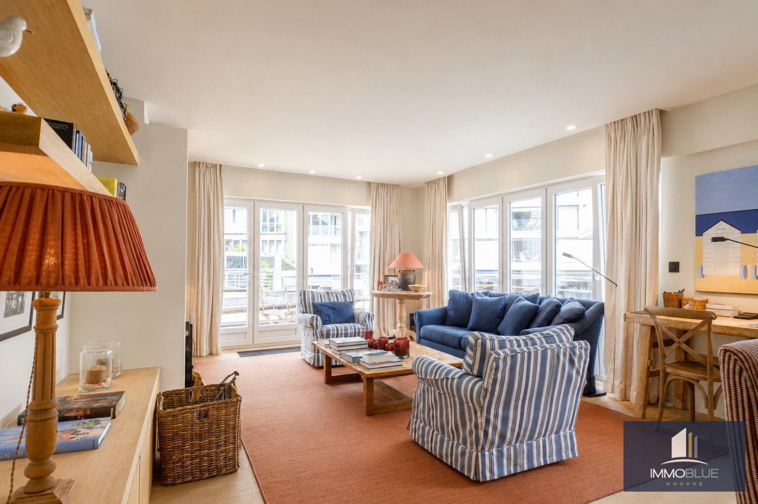 Stijlvol hoekappartement met tijdloze elegantie en een open zicht op de Kustlaan. 