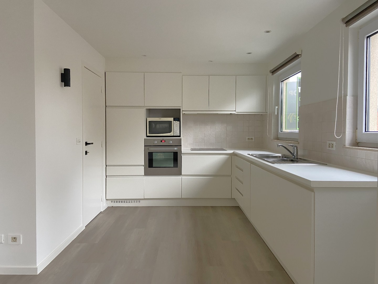 Instapklaar en volledig nieuw geschilderd appartement met 2 slaapkamers in hartje Deerlijk! 