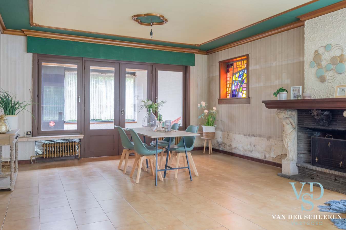 Bungalow met bijgebouw. 