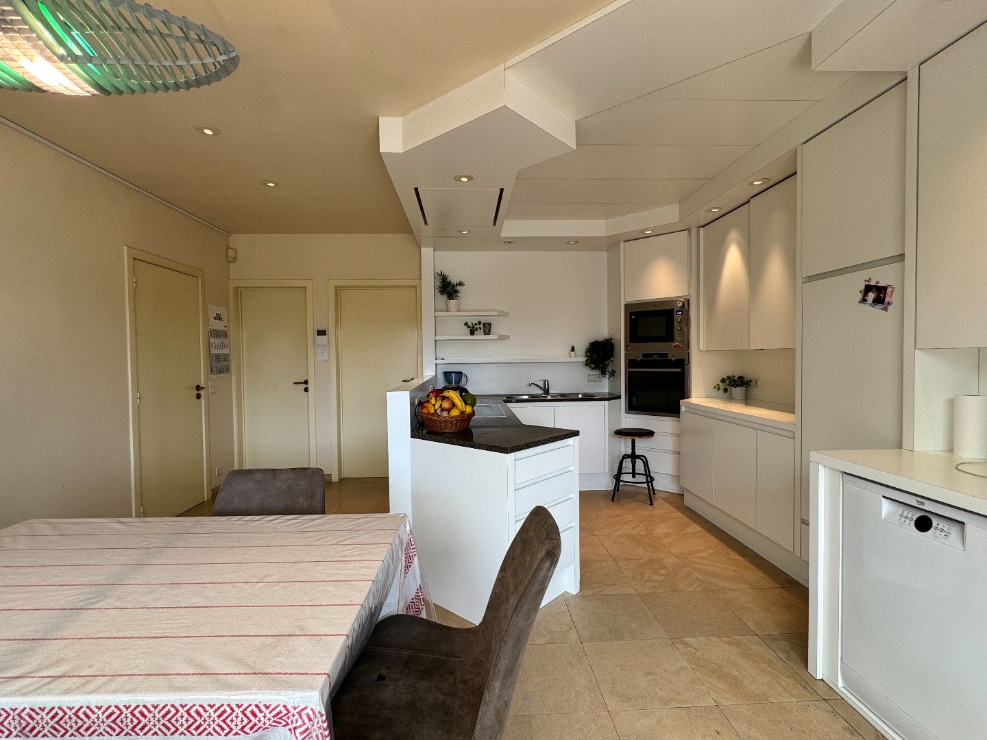 Ruime woning met loods en landbouwgrond op groene locatie nabij Waregem. 