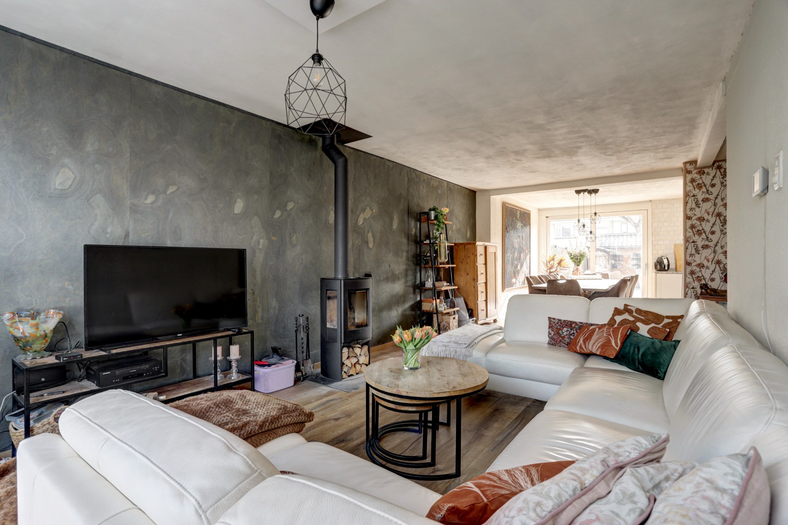 Ruime uitgebouwde 6-kamer hoekwoning met kunststofkozijnen, dakkapellen, grote tuin en eigen grond. 