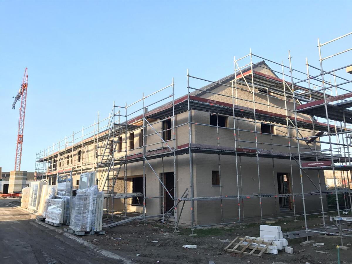 MODERNE HALF OPEN BEBOUWING IN NIEUWE VERKAVELING TE BREDENE 