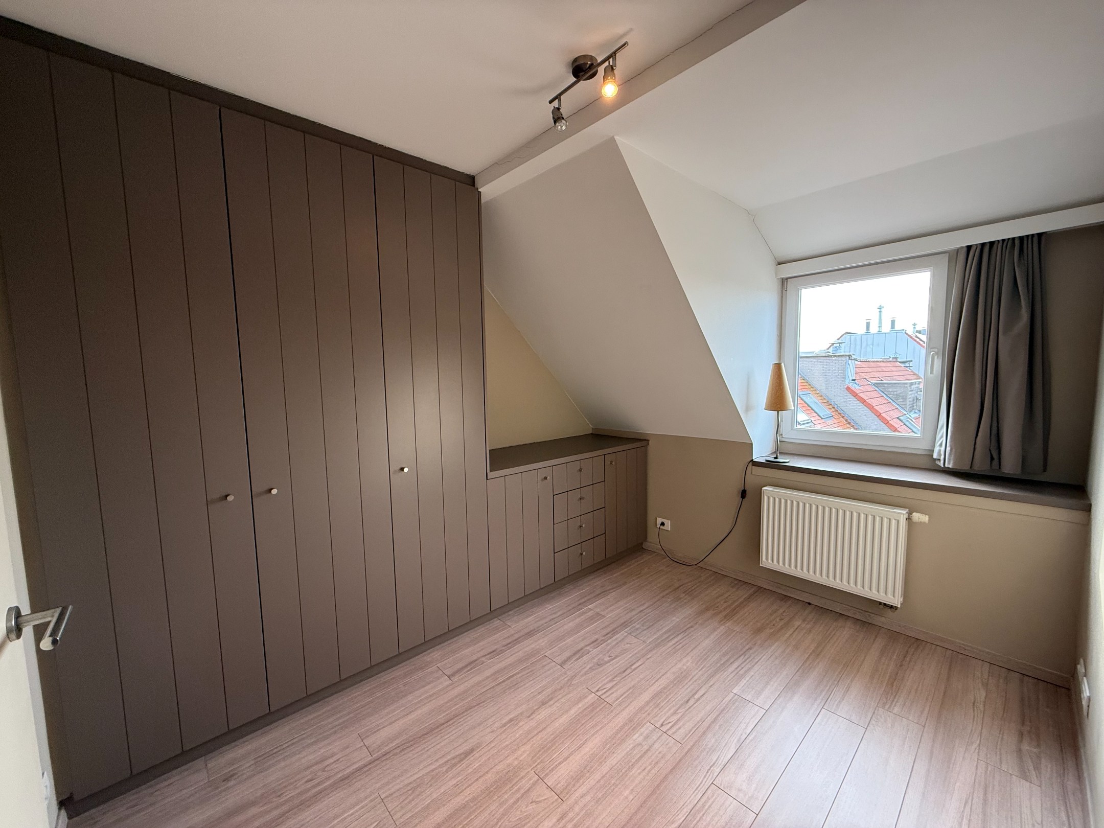 Meublé - Appartement en duplex avec trois chambres et de grandes terrasses situé au centre de Knokke. 