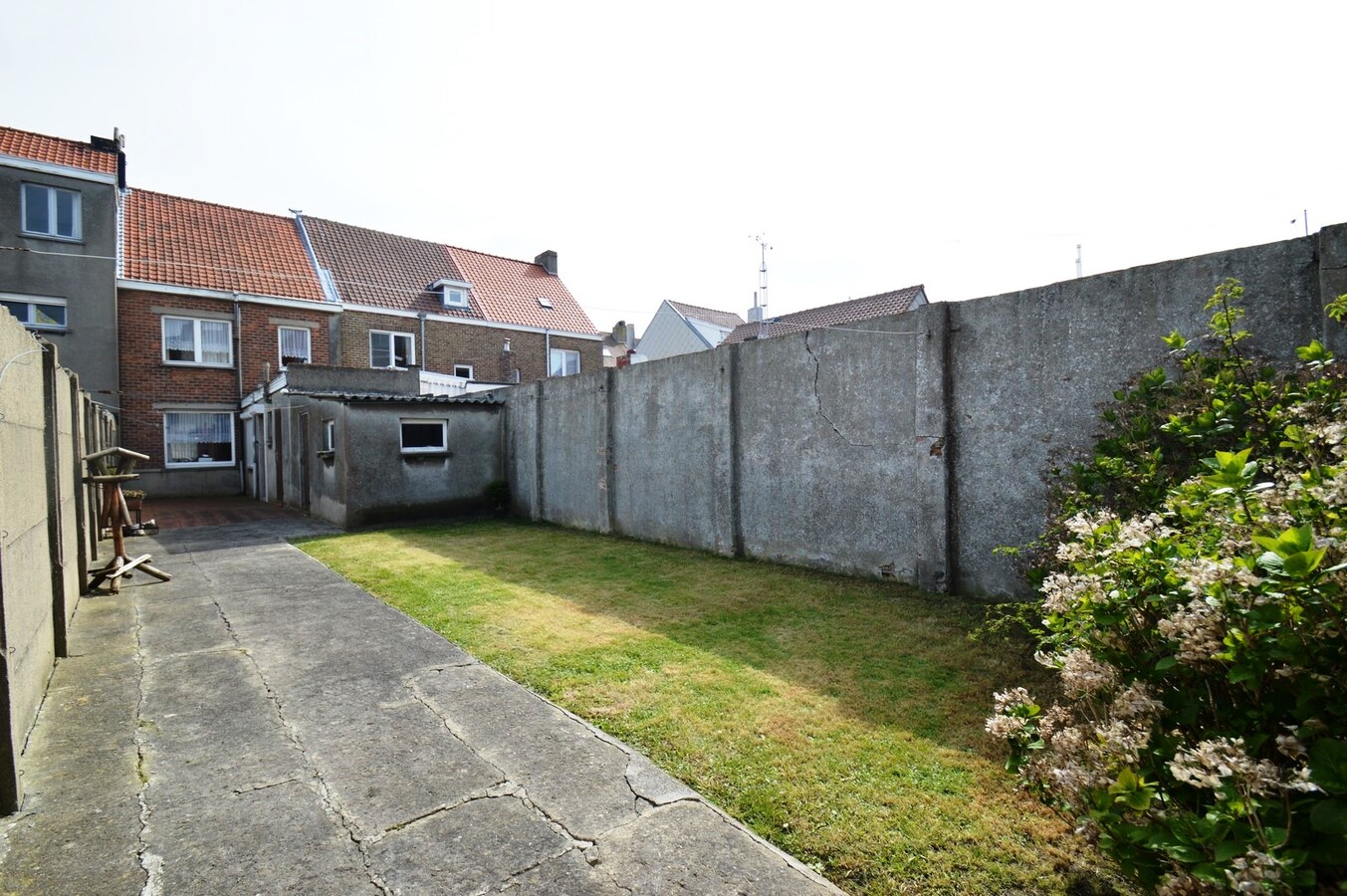 Te renoveren gezinswoning met grote zongerichte tuin - Heist 