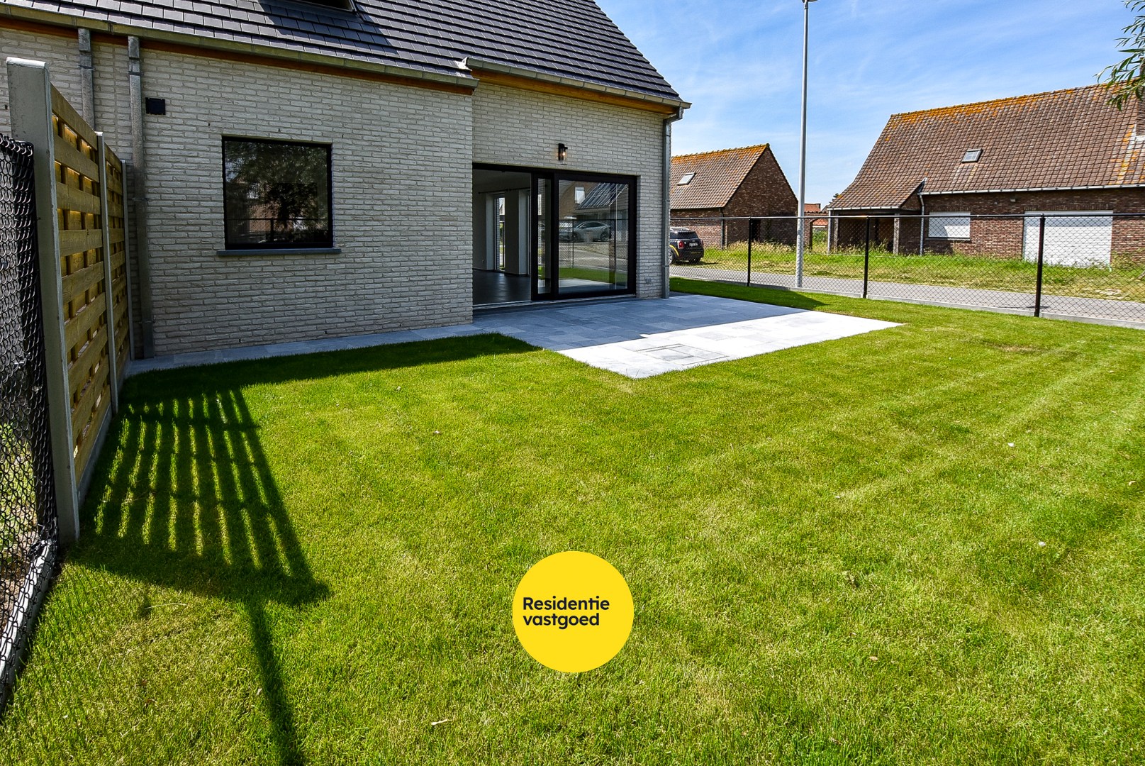 Ruime energiezuinige recente halfopen bebouwing  (2024) met inpandige garage op 258m² gelegen te Houthulst. 