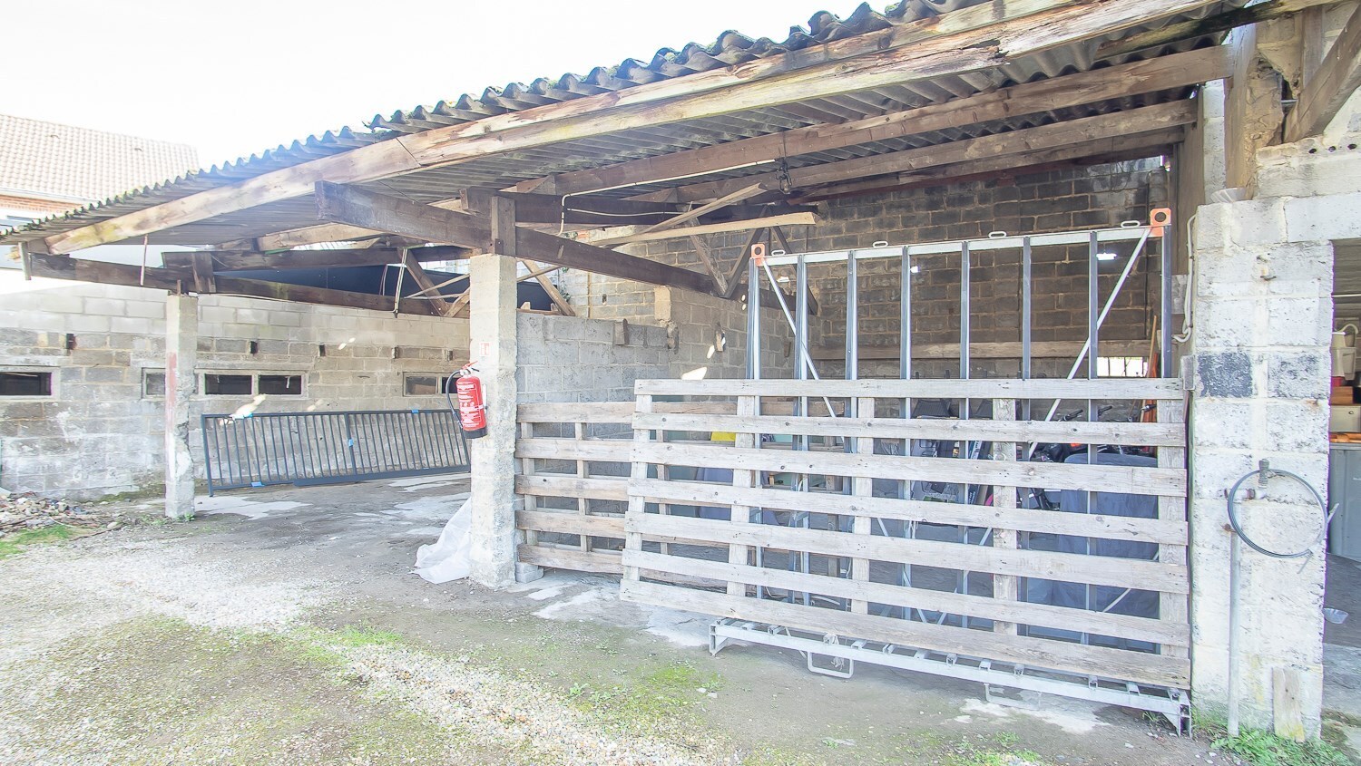 Te renoveren bergruimte + parkeerplaatsen langs doorgangsweg! 