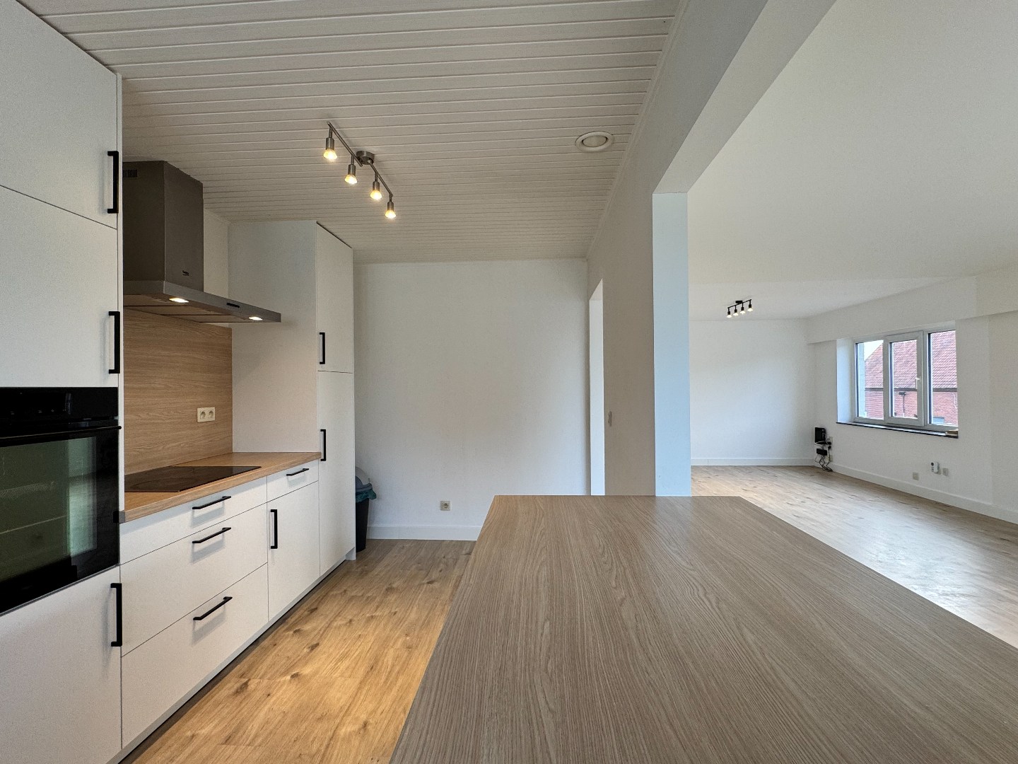 Verzorgd appartement met 2 slaapkamers en garage. 