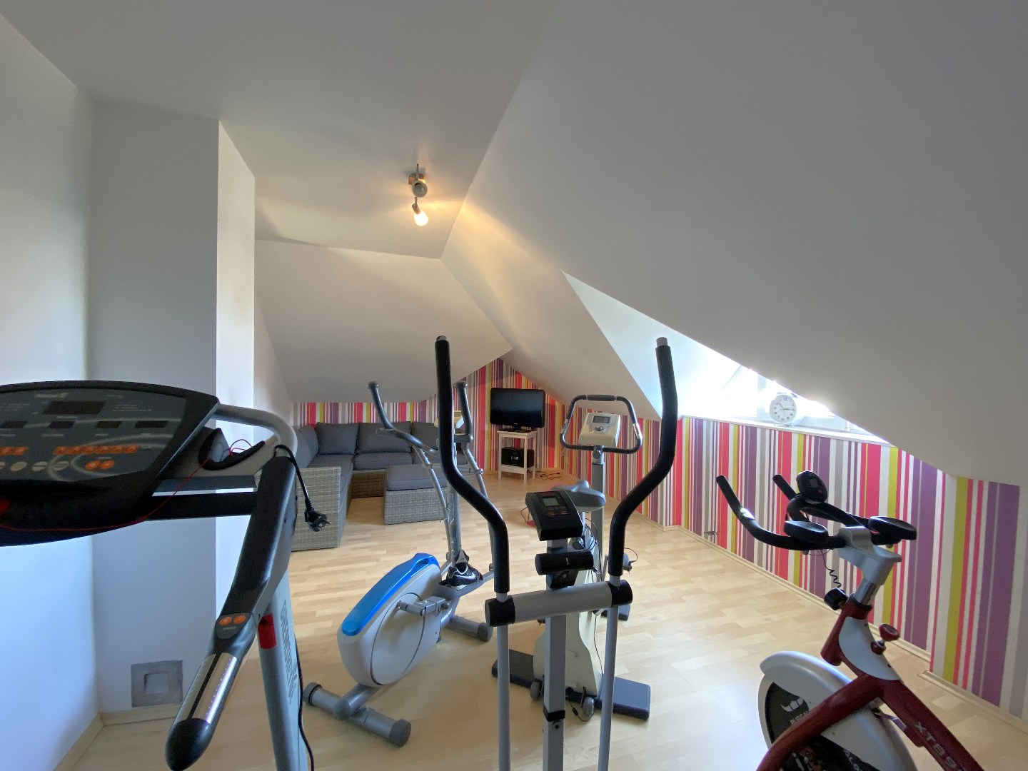 Zeer goed onderhouden ruime villa met tuin op topligging te Sint-Eloois-Vijve! 