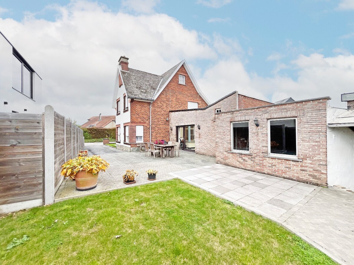 Ruime, solide jaren '50 woning met 2 garages te Nederzwalm 