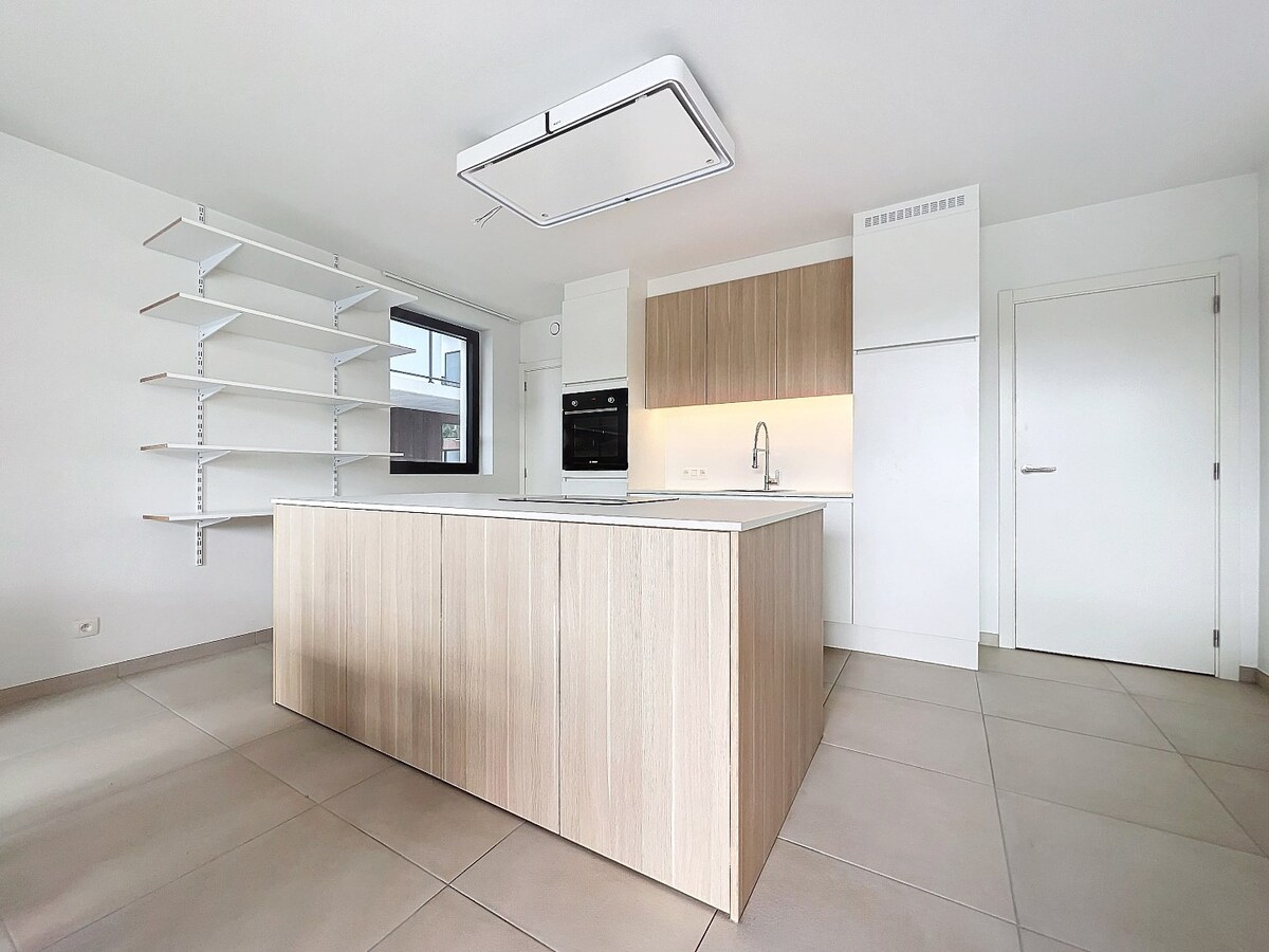 Gelijkvloers nieuwbouwapp. met tuin en garage, centrum Herzele 