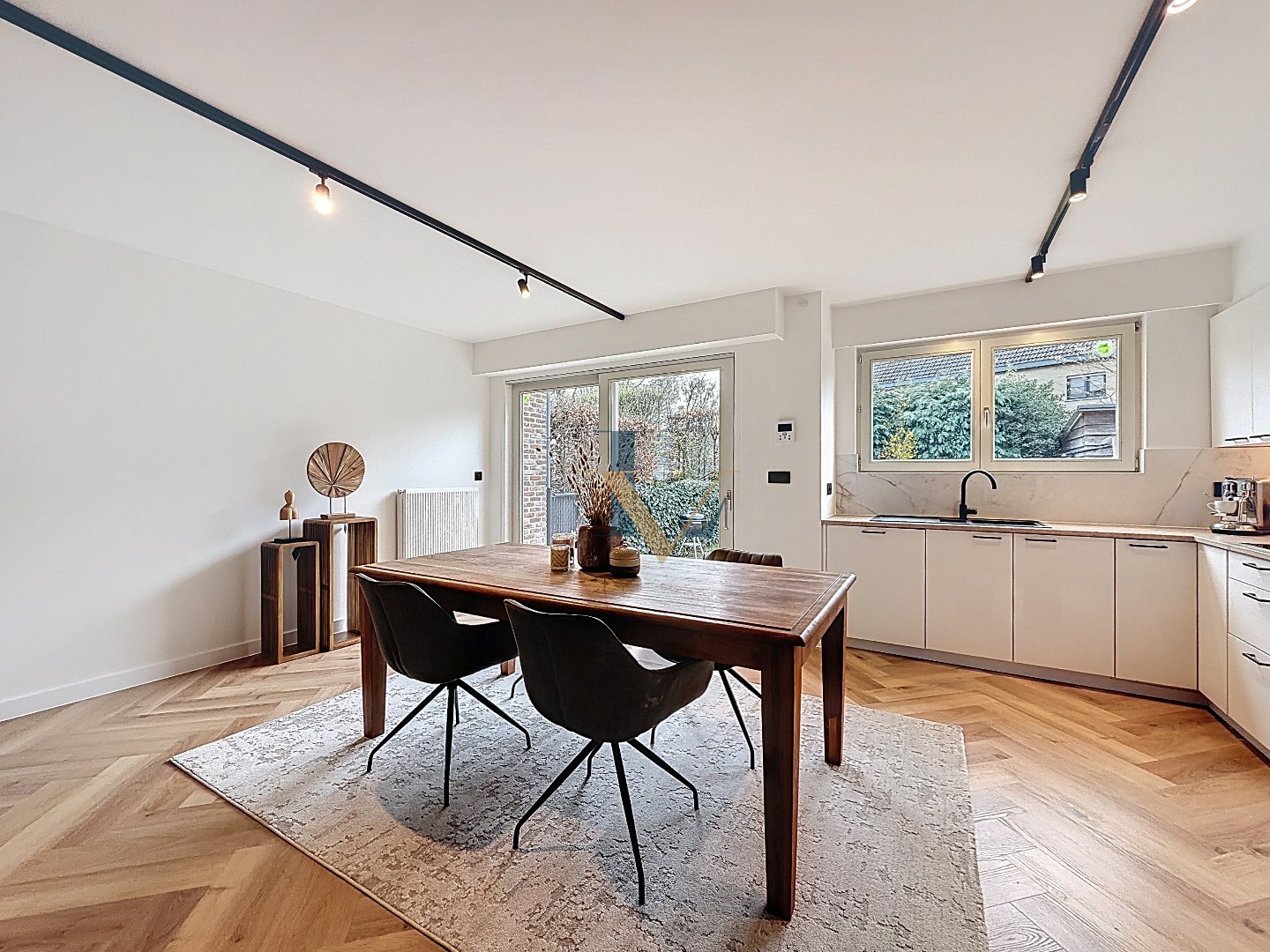 Charmante gerenoveerde rijwoning in pastoriestijl te koop in centrum Schilde 