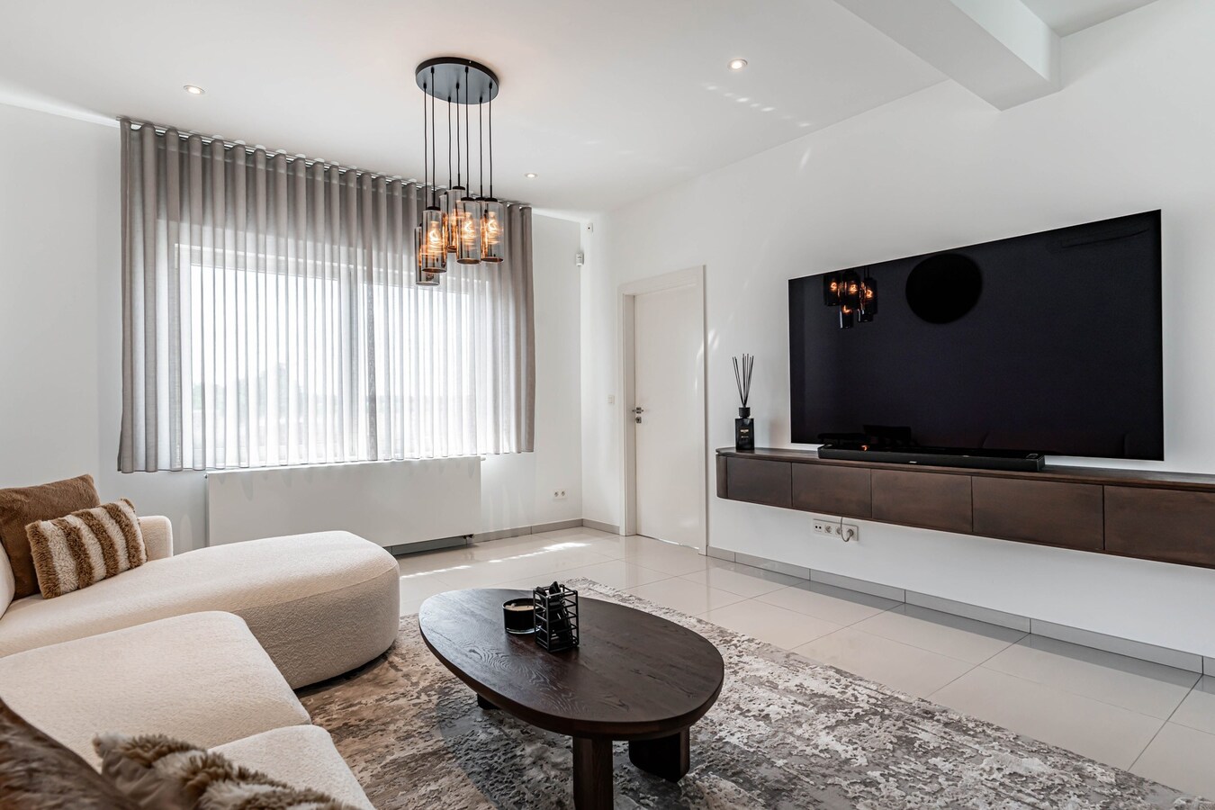 Commercieel gelegen woning met magazijn en parking 