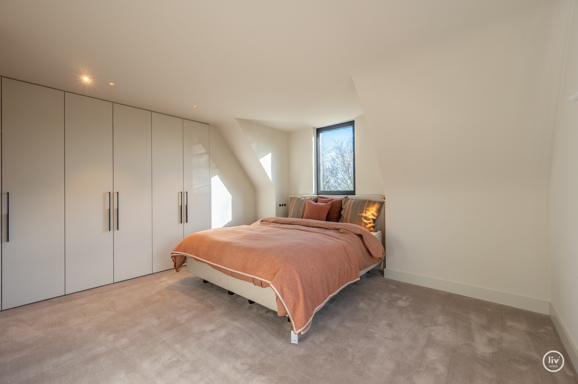 Magnifique villa rénovée, située sur un grand terrain de 1365 m2 dans un quartier résidentiel de villas, à proximité du centre de Knokke. 