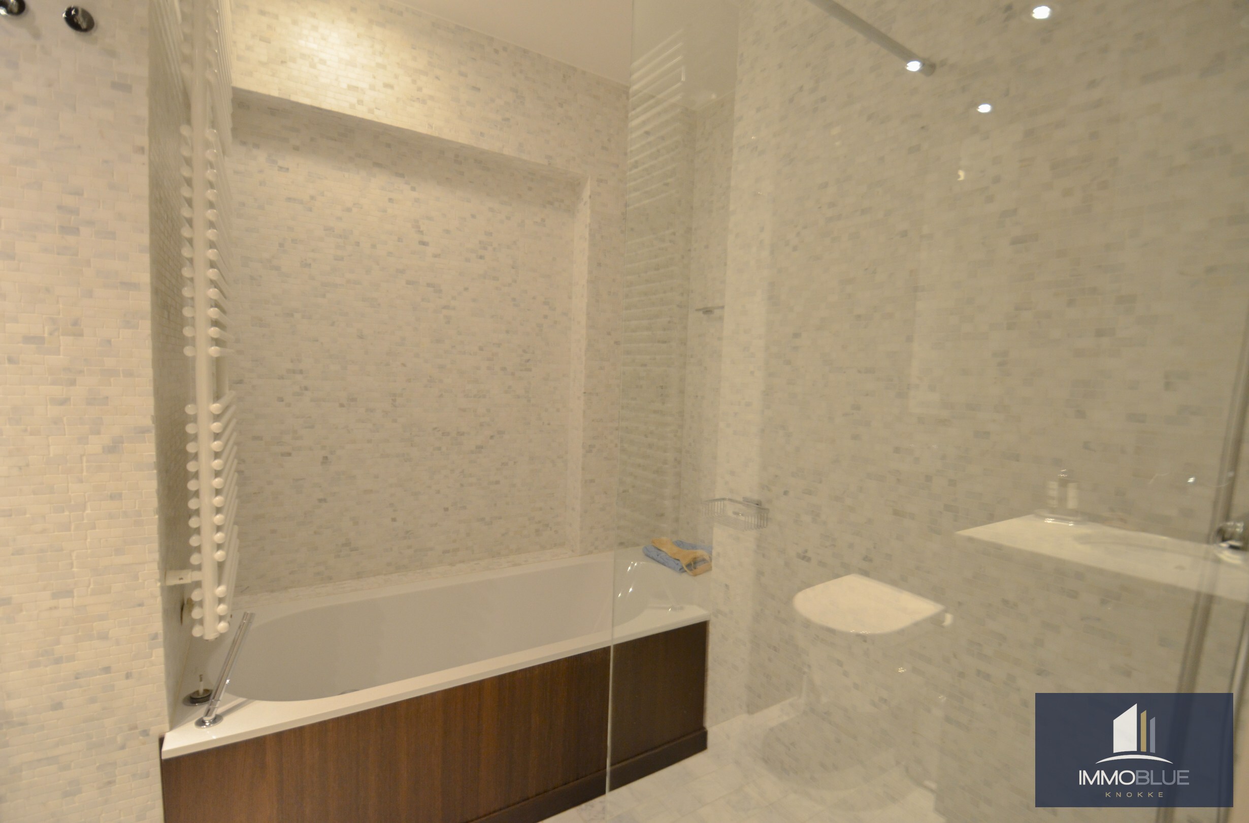 Lichtrijk hoekappartement met ruime terrassen gelegen in een klein residentie. 