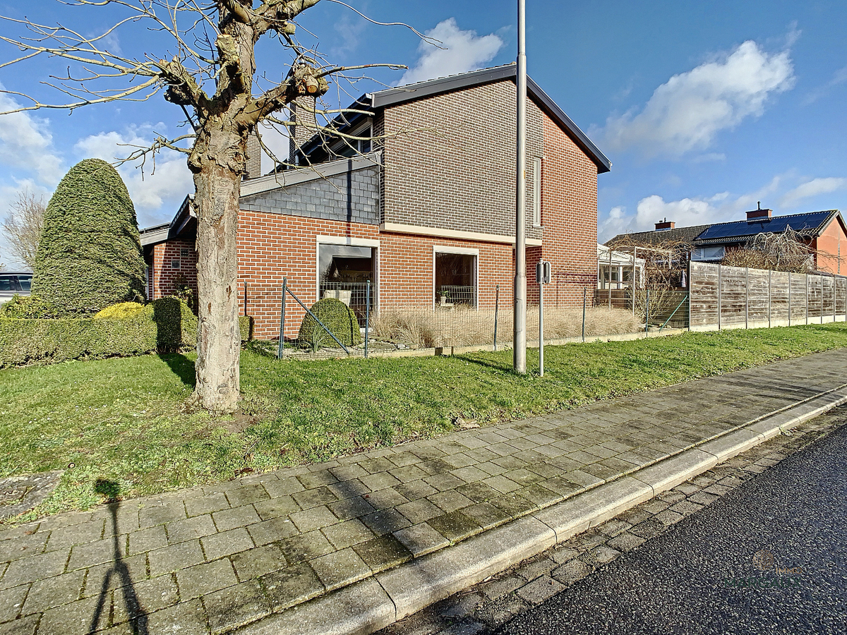 Instapklare halfopen bebouwing in rustige straat 