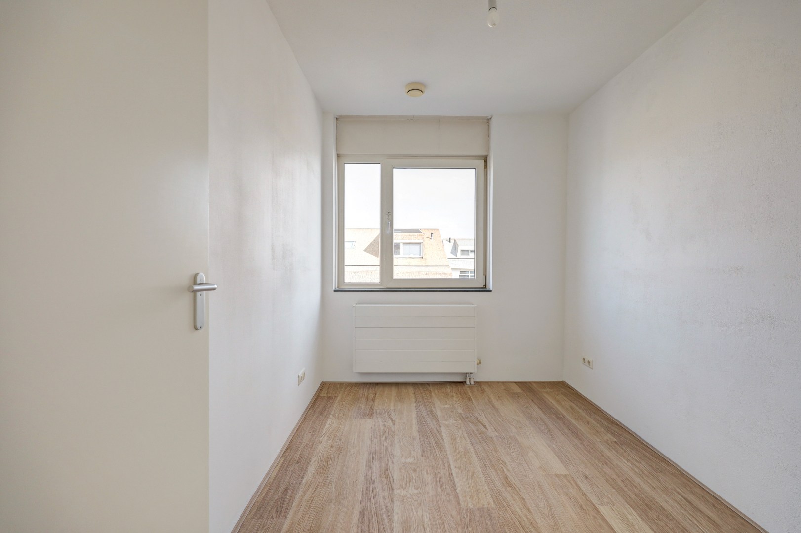 Energiezuinige (A-label) en instapklare 6-kamer tussenwoning met lichte woonkamer, moderne keuken, vijf slaapkamers, zonnige onderhoudsvriendelijke tuin met achterom en gelegen op eigen grond. 