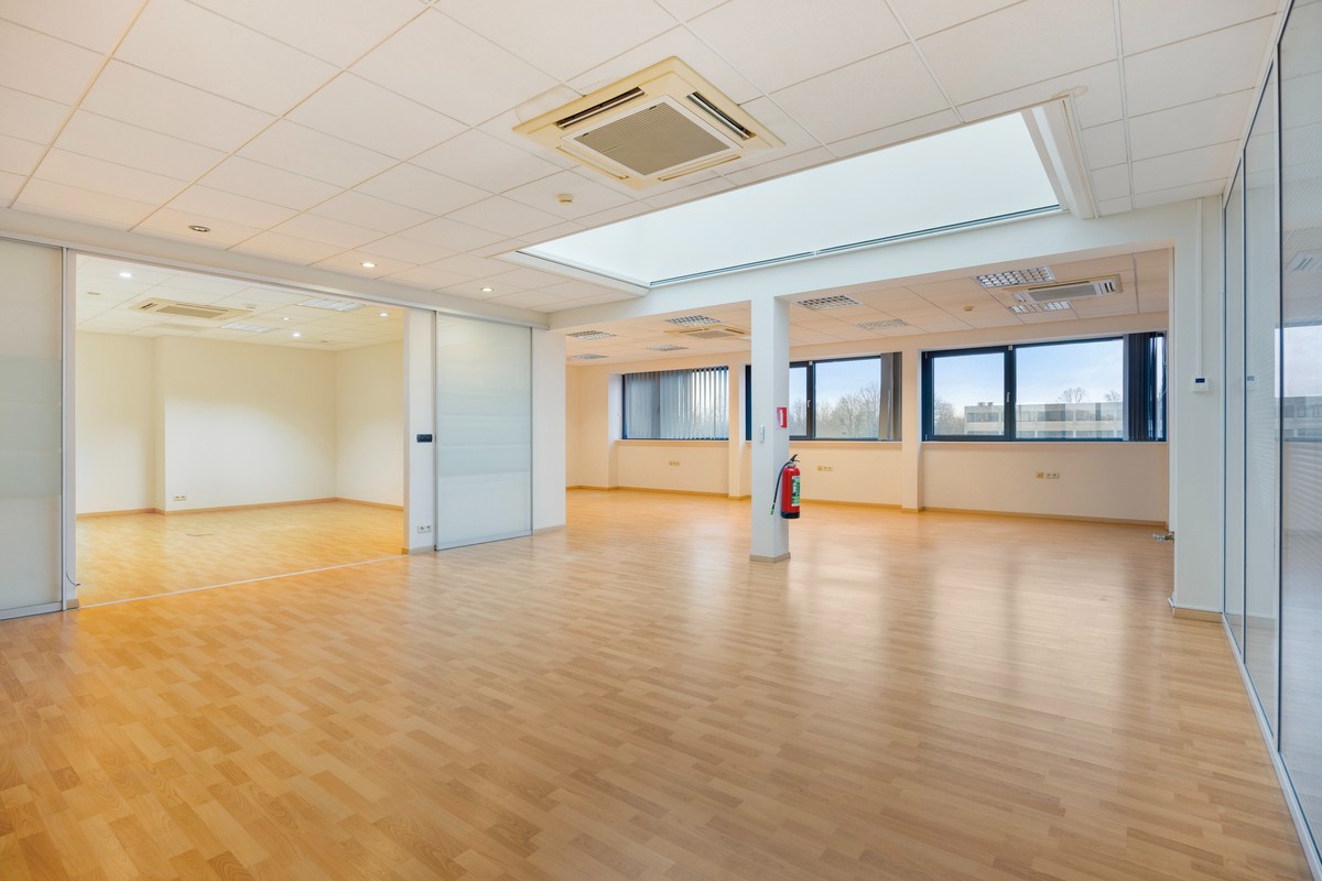 Kantoor te koop in het industriepark te Haasrode/Heverlee met 14 parkings - opp. 626 m² - verkoop van aandelen 