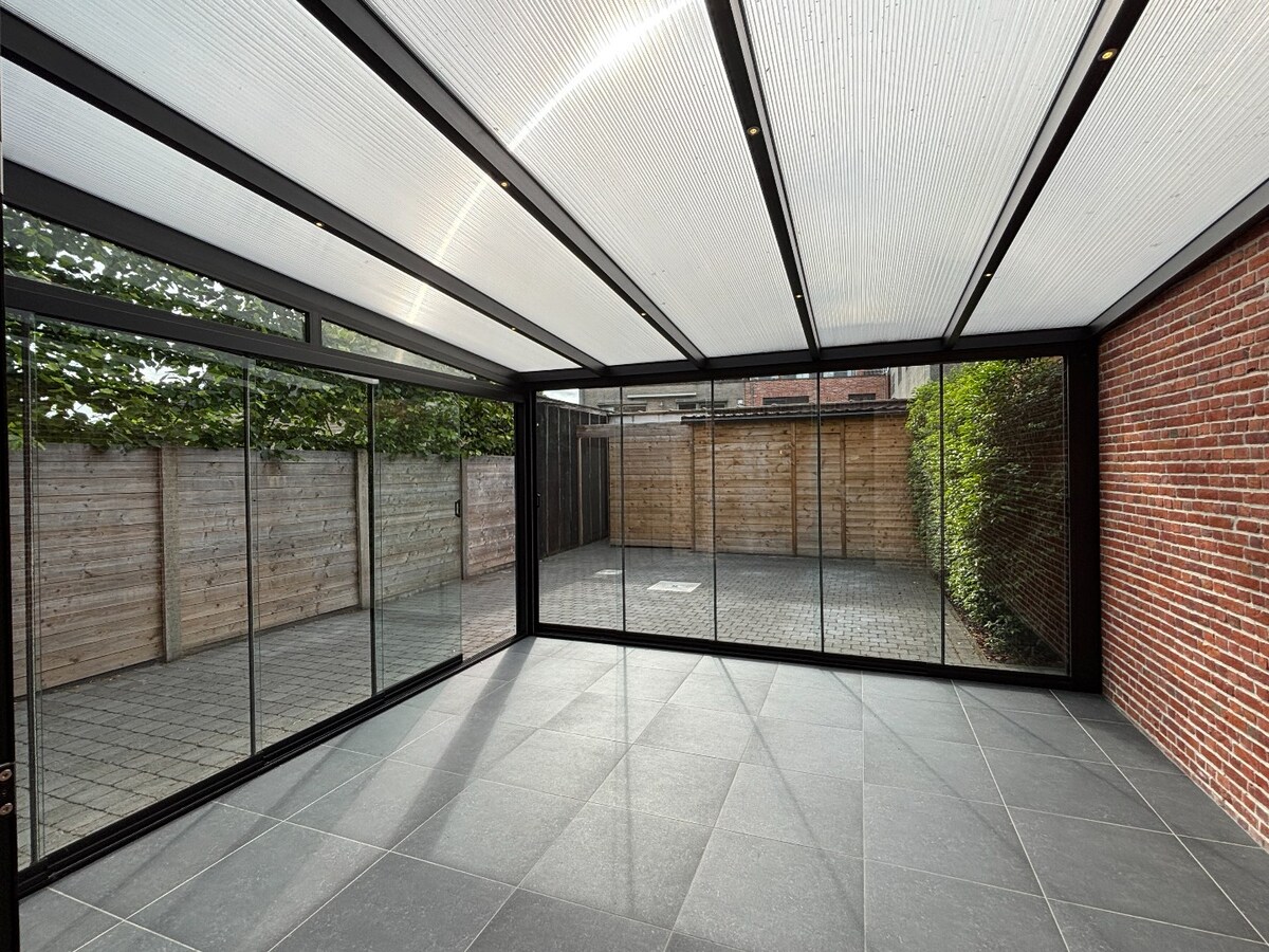 Instapklaar handelsgelijksvloers 90 m² met ruim terras  in het centrum Sint-Antonius naast Bpost. 