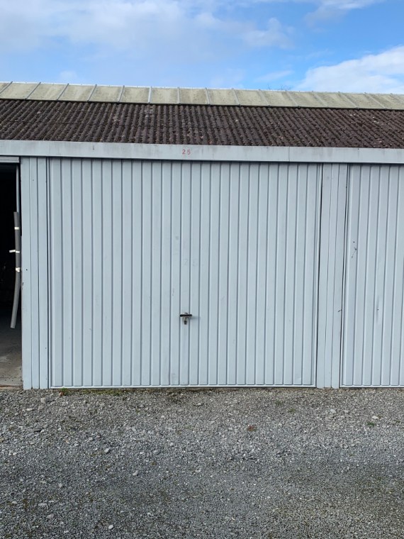 Garage met kantelpoort in centrum Ardooie 