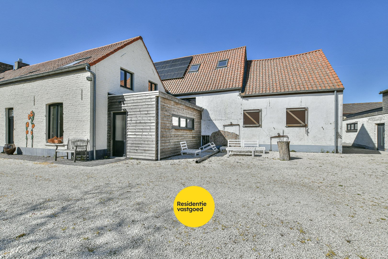Authentieke hoeve met bouwland, stallen en bijgebouwen op unieke landelijke ligging tussen De Haan en Nieuwmunster 
