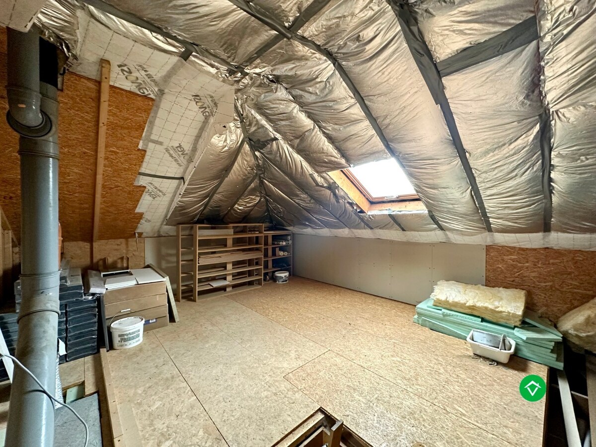 Ruim duplexappartement met terras en garage nabij centrum Roeselare 