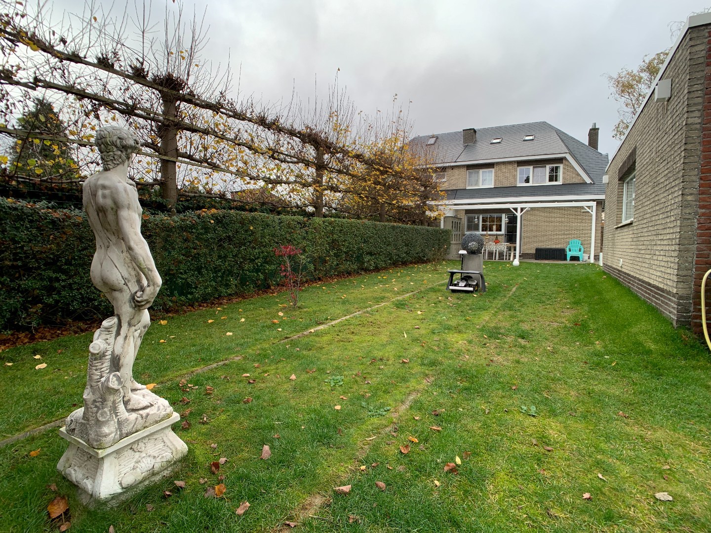 Instapklare halfopen bebouwing met zonnige zuidoost gerichte tuin – 560 m² 