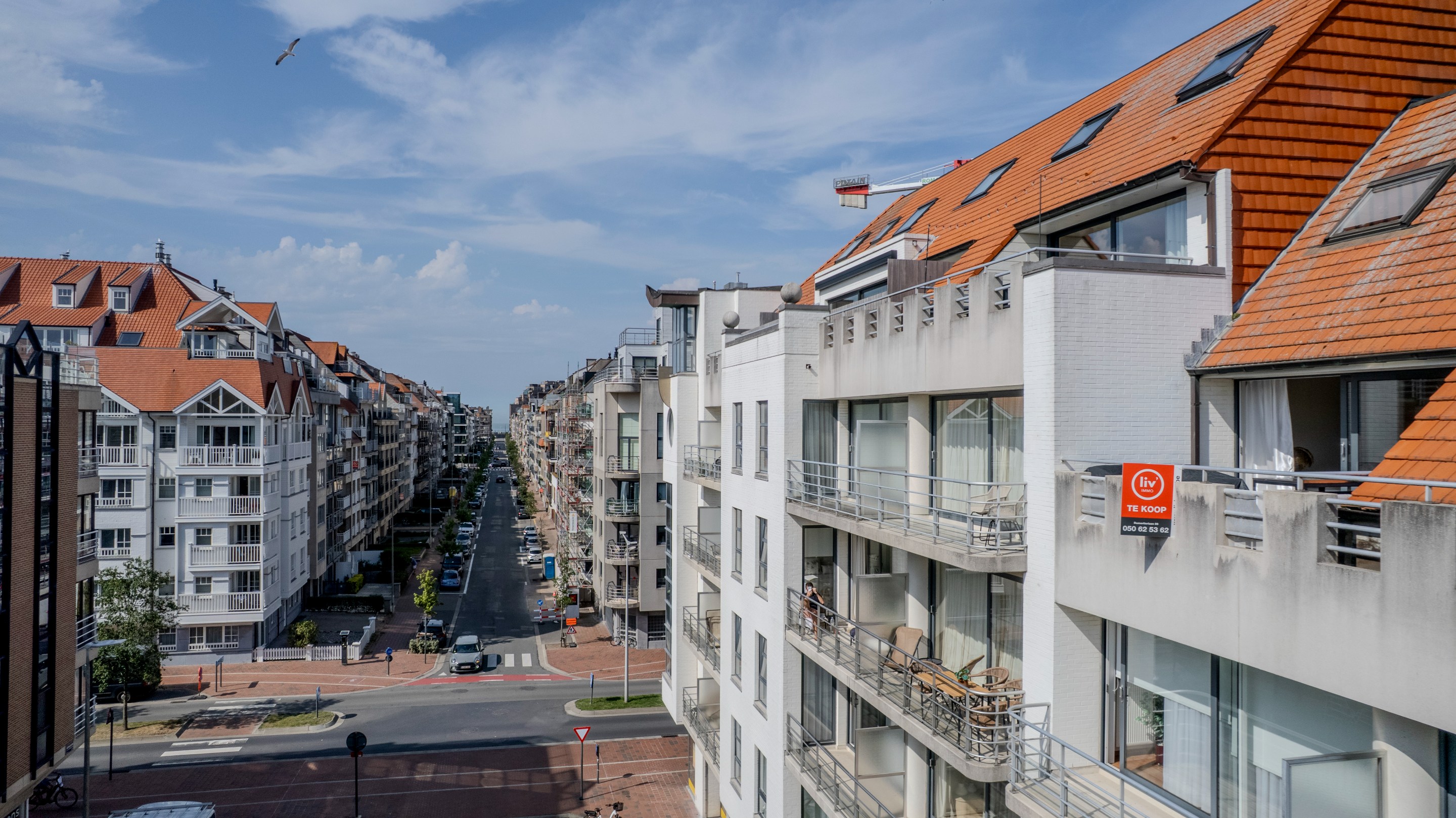Stijlvol appartement met 2 zonnige terrassen op een toplocatie in Knokke Centraal gelegen tussen zeedijk en Lippenslaan. 