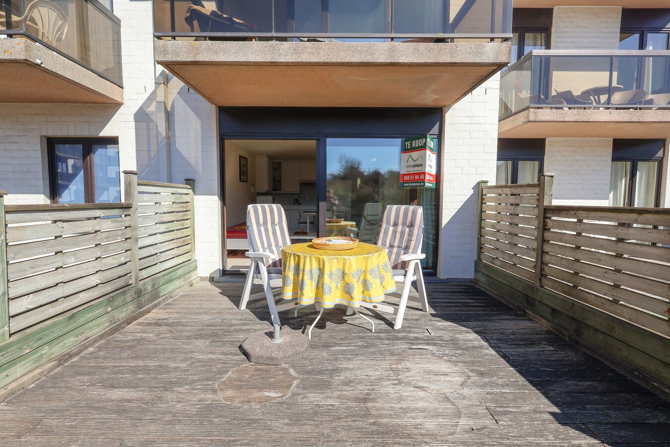 Gelijkvloerse studio met slaaphoek én zonovergoten terras op enkele meters van de zee! 