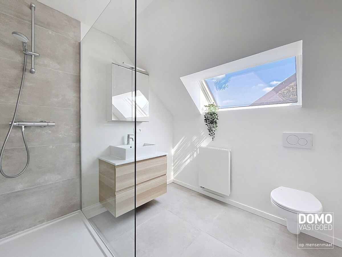 PRACHTIG GERENOVEERDE, LICHTRIJKE WONING MET 3 SLAAPKAMERS, 2 BADKAMERS, EEN ZONNIGE TUIN EN 2 PARKEERPLAATSEN TE GINGELOM (MIELEN-BOVEN-AALST) 