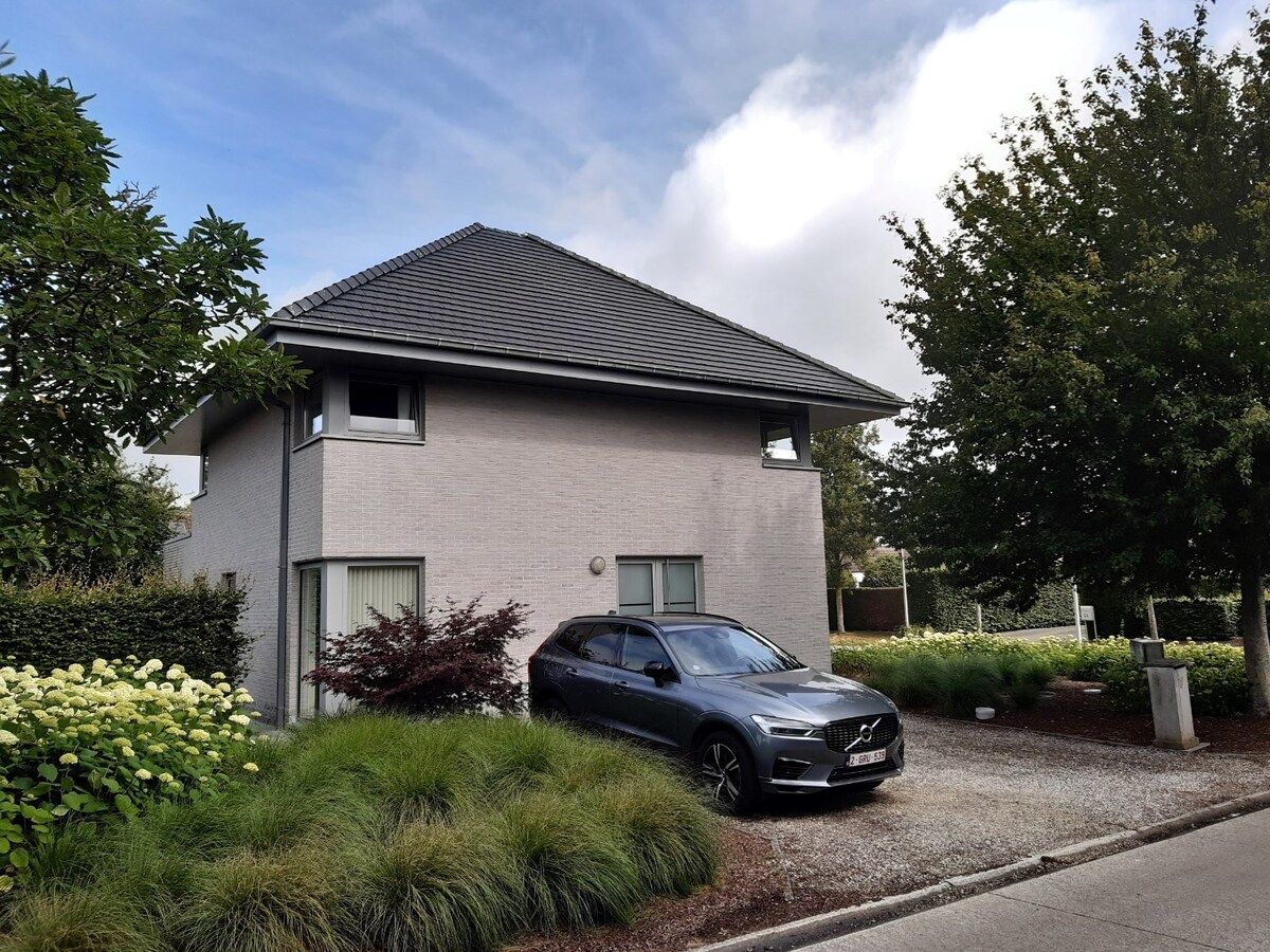 Recente, eigentijdse villa in doodlopende verkaveling ! 