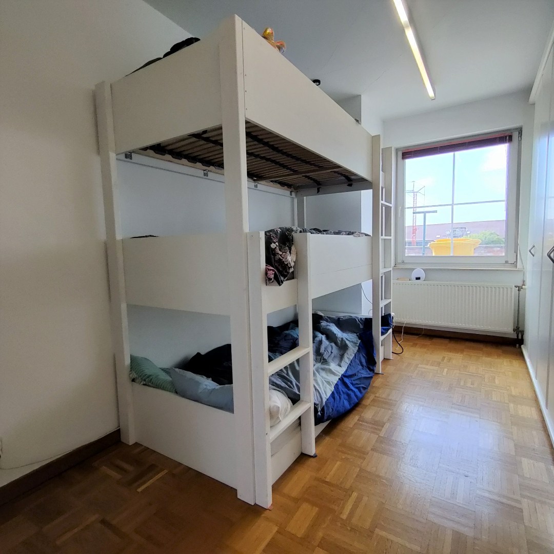 Dakappartement met 2 slaapkamers en groot zonnig terras in centrum van Geel 