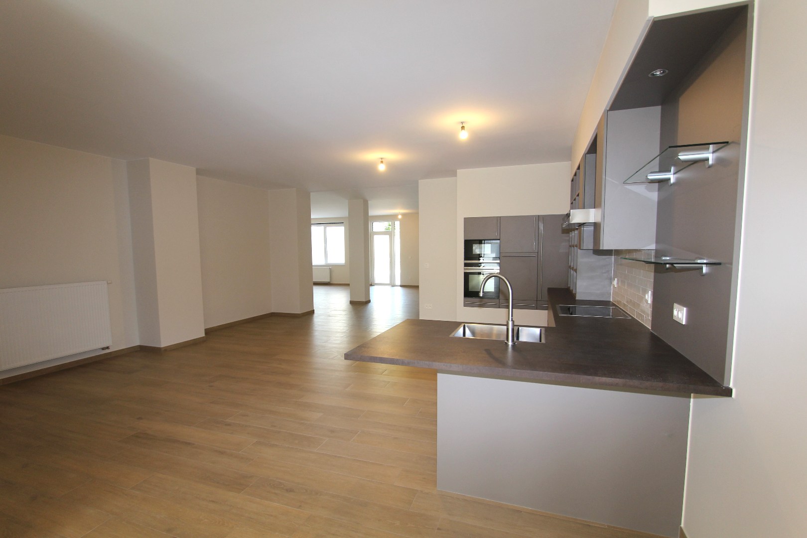 LUXE APPARTEMENT MET GROOT TERRAS - GELIJKVLOERS 