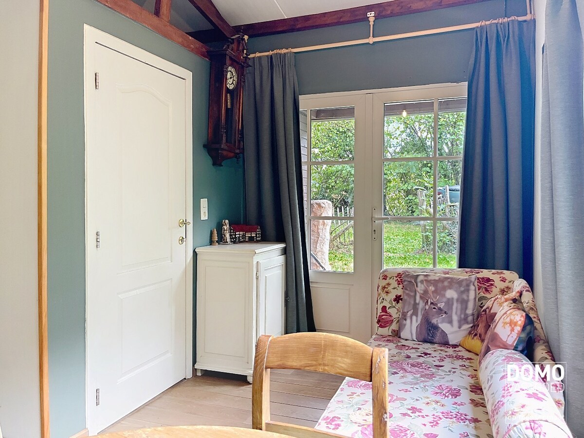 UNIEK DOMEIN MET OFF-GRID VAKANTIEWONING, SCHUUR EN 2 VIJVERS OP 1 HA 41 A 