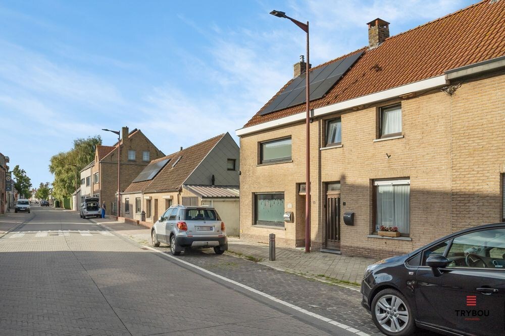 Centraal gelegen starterswoning op ruim perceel van 1658 m² 