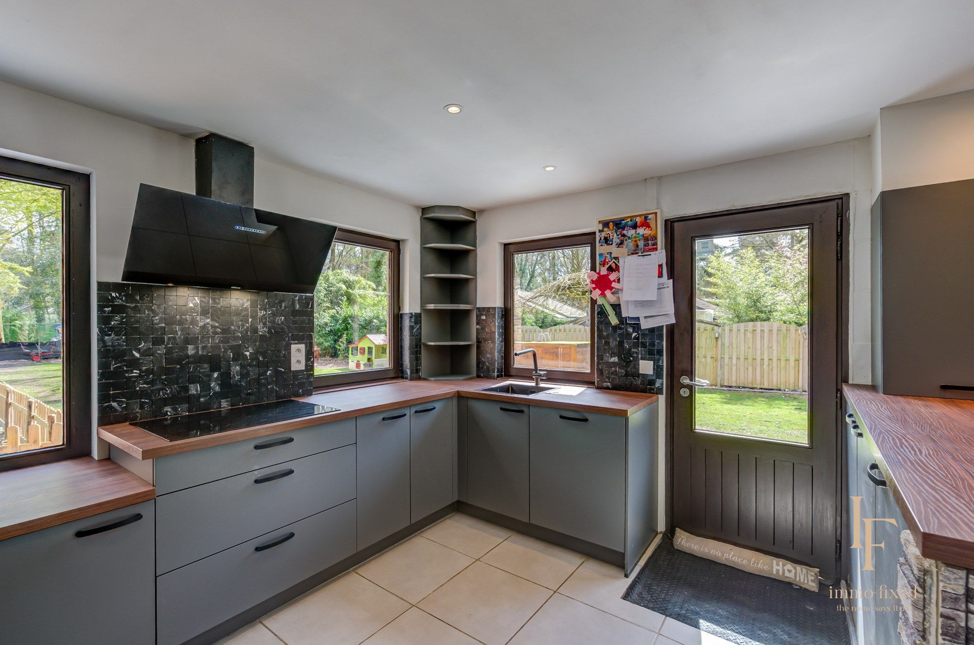 Vrijstaande woning (TE RENOVEREN) op 1400m2 grond te Schilde! 