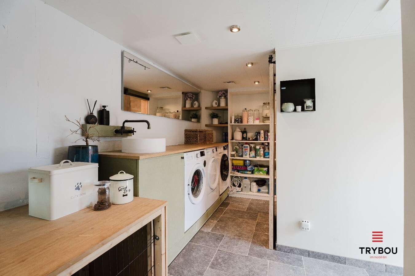 Verrassend ruime, lichtrijke woning op ruim perceel van 722m² te Jabbeke 