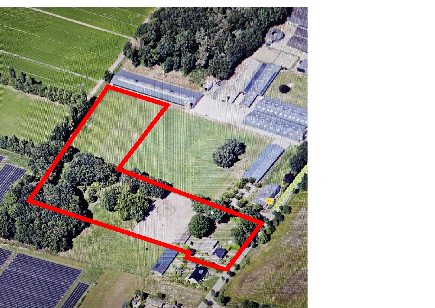 Vrijstaand woonhuis met inpandige garage, stal met 2 paardenboxen, vrijstaande inloopstal en verlichte zandpaddock met longeercirkel op een perceel van ruim 18.500 m2. Ideaal voor paardenliefhebbers. 