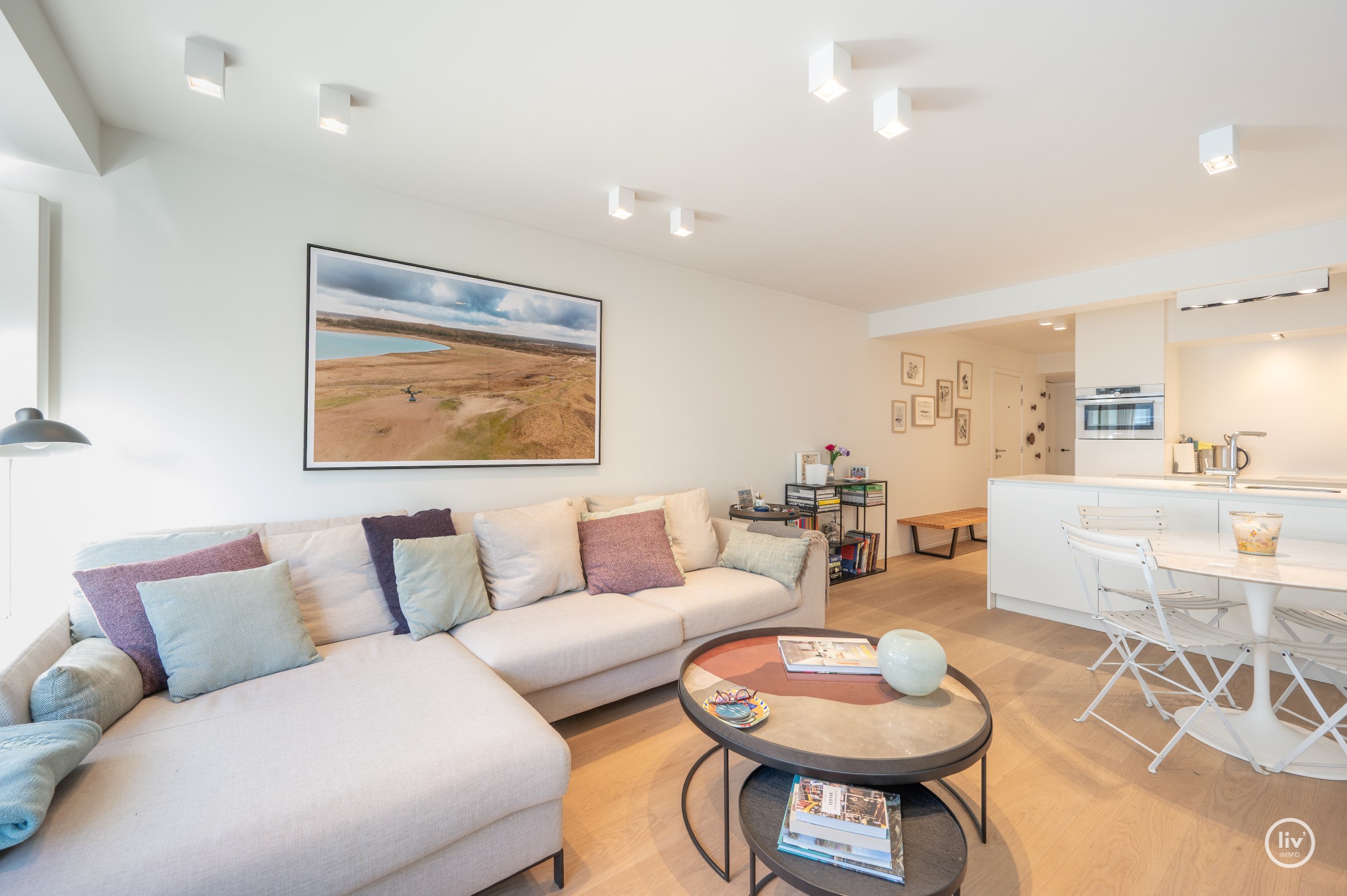 Appartement de 2 chambres entièrement rénové et élégant avec une grande TERRASSE situé à proximité de l'avenue Dumortier. 