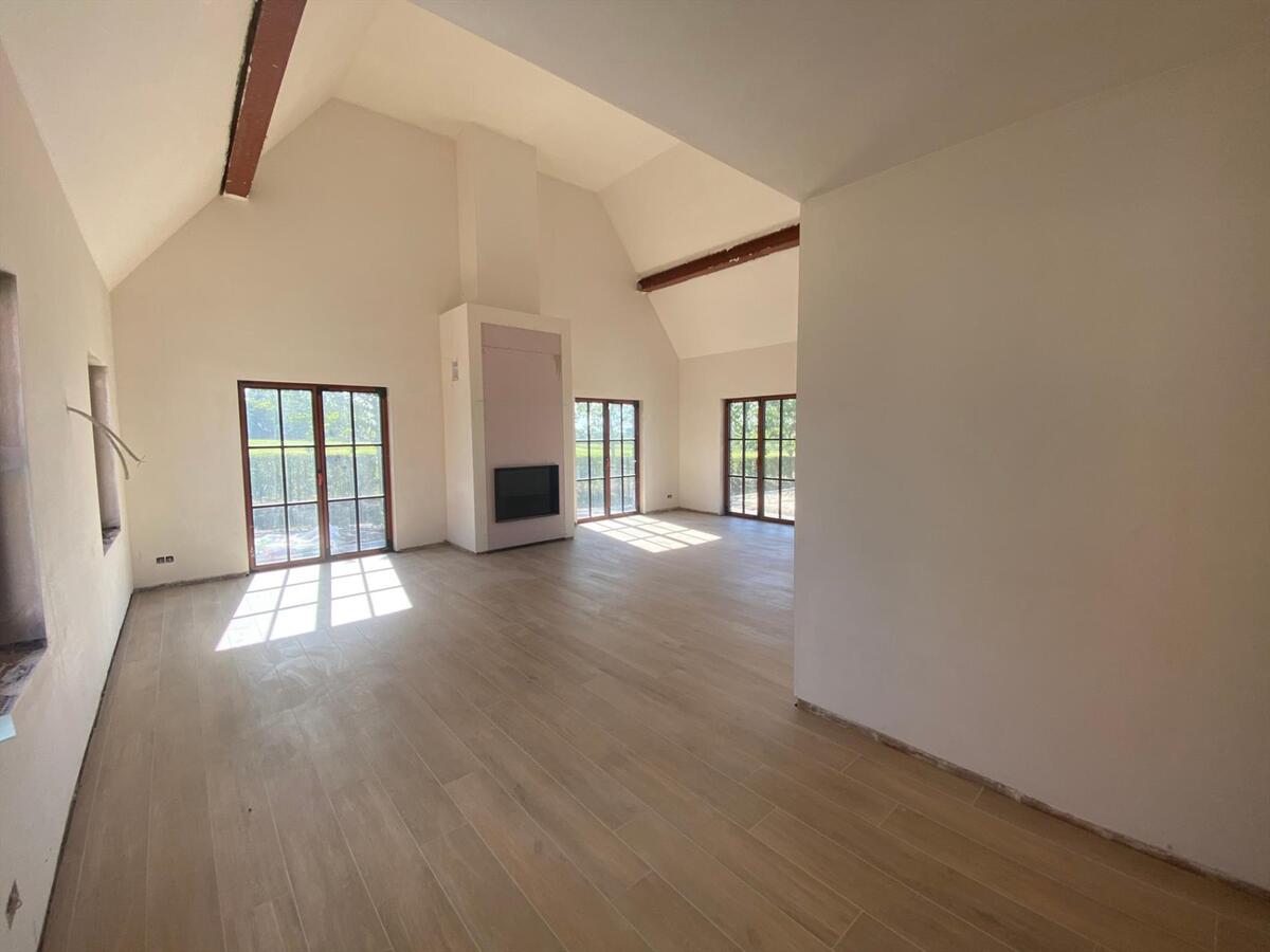 Exclusieve, fantastisch gelegen landelijke woning met bijgebouw 