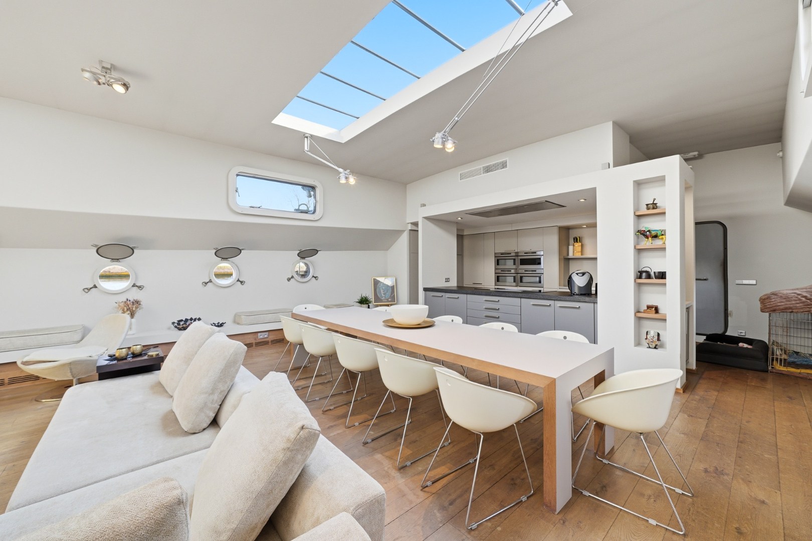 Unieke woonboot met B&amp;B en vergunde ligplaats in Plassendale 