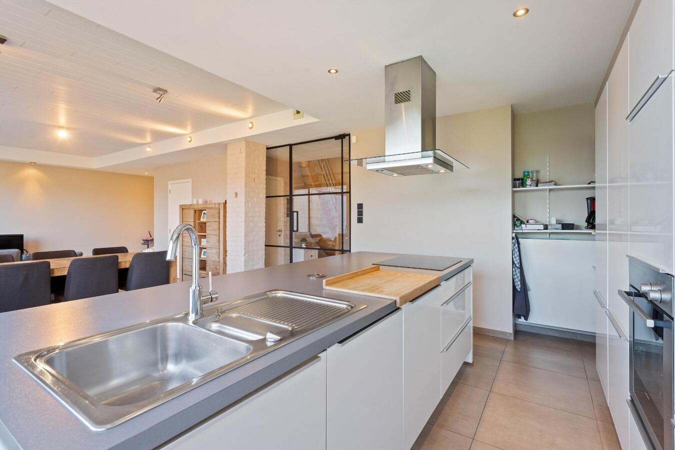 Energiezuinige woning in loftstijl met grote lichtrijke leefruimte. 