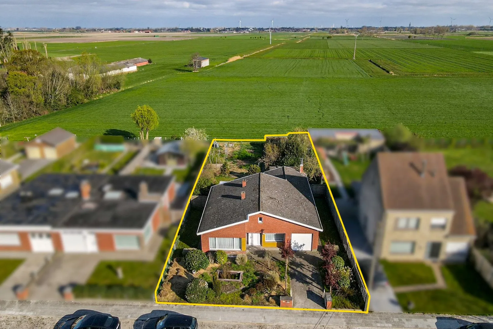 Te vernieuwen woning op mooi stuk grond met open zicht